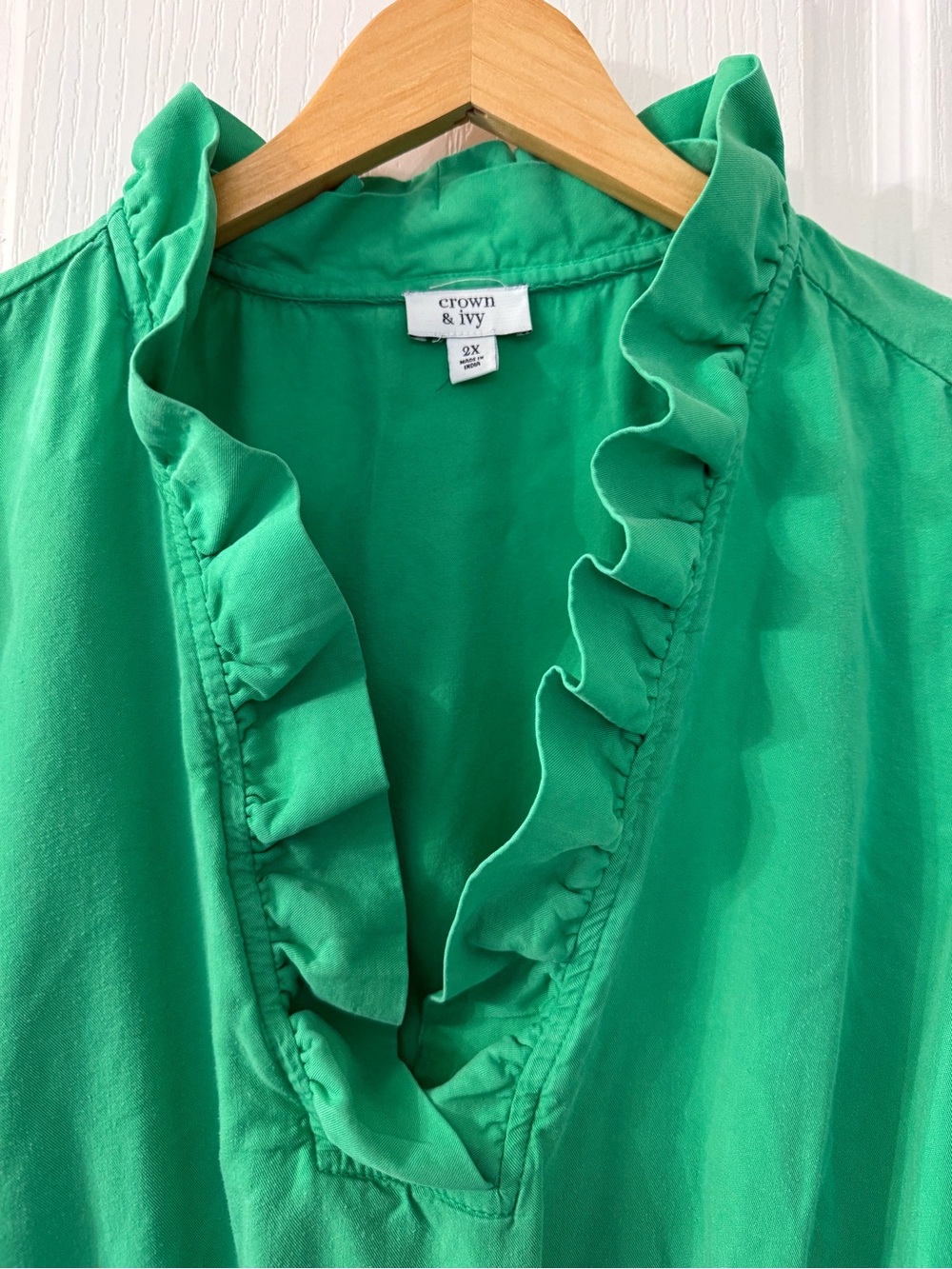 crown & ivy Emerald Green Ruffle V-Neck Tiered Midi Dress - Picture 2 of 3